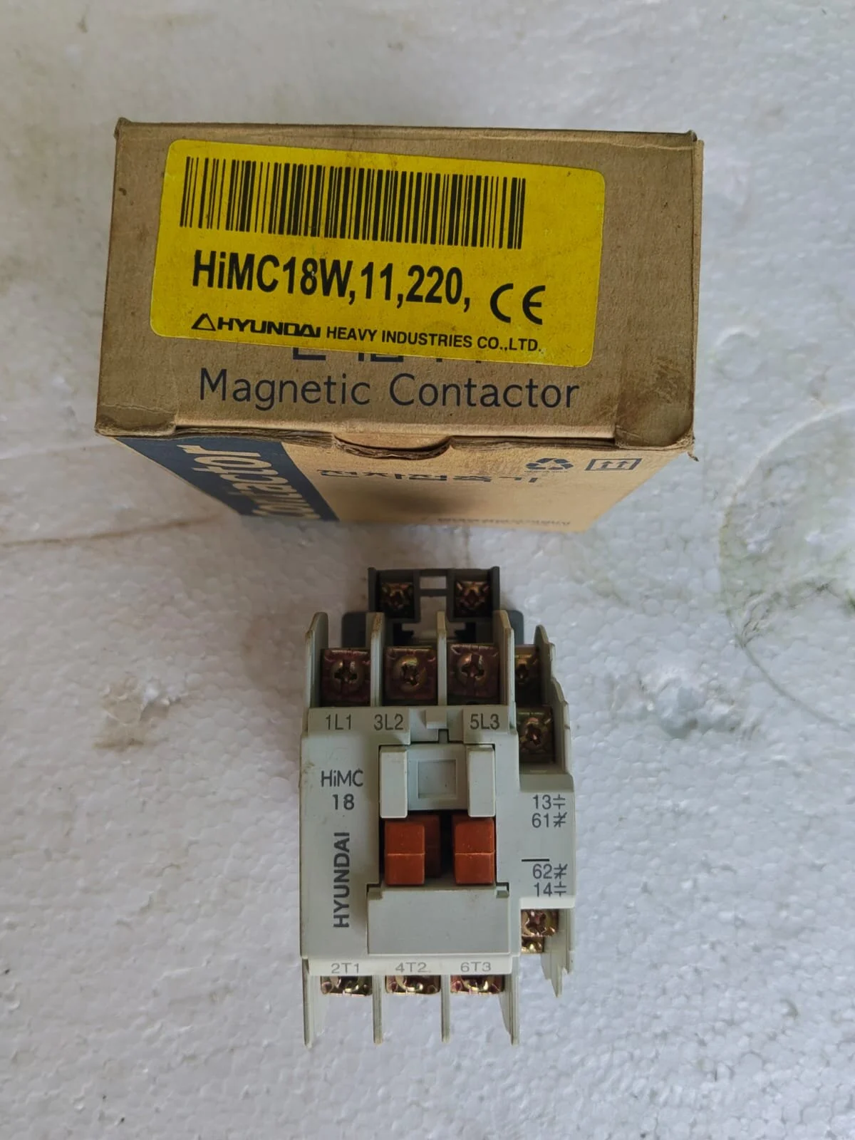 Hyundai HiMC-18W 220V magnetic contactor front view with original Hyundai Heavy Industries packaging